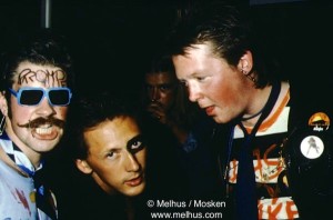 Jon Morten Melhus (til v.) og Tom Skjeklesæther (til h.) på en ironisk pønkefest i Halden 1978 (foto: privat)
